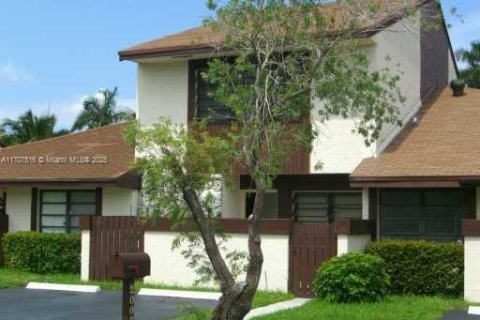 Adosado en alquiler en Miami, Florida, 2 dormitorios, 166.48 m2 № 1960886 - foto 1