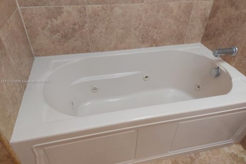 Adosado en alquiler en Miami, Florida, 2 dormitorios, 166.48 m2 № 1960886 - foto 22