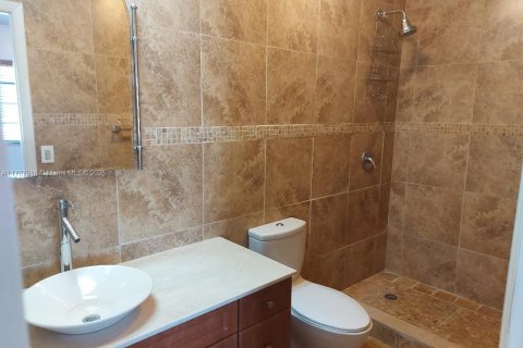 Adosado en alquiler en Miami, Florida, 2 dormitorios, 166.48 m2 № 1960886 - foto 2