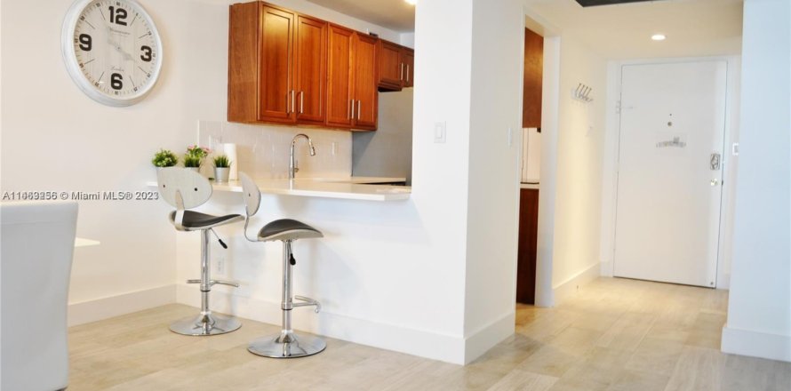 Кондоминиум с 1 спальней в Майами-Бич, Флорида № 2034902