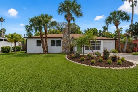 House in Belleair Beach, Florida 2 bedrooms, 115.48 sq.m. № 2408679