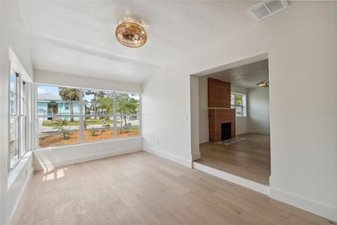 House in Belleair Beach, Florida 2 bedrooms, 115.48 sq.m. № 2408679 - photo 14