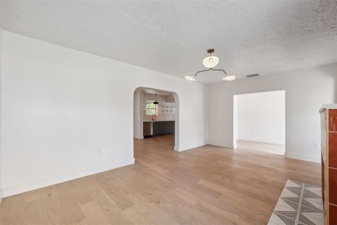 House in Belleair Beach, Florida 2 bedrooms, 115.48 sq.m. № 2408679 - photo 10