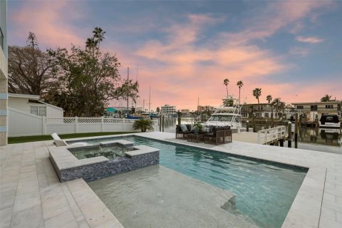 Casa en venta en Madeira Beach, Florida, 5 dormitorios, 333.15 m2 № 1852459 - foto 3