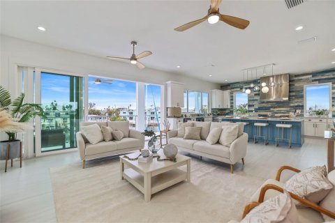 Casa en venta en Madeira Beach, Florida, 5 dormitorios, 333.15 m2 № 1852459 - foto 13