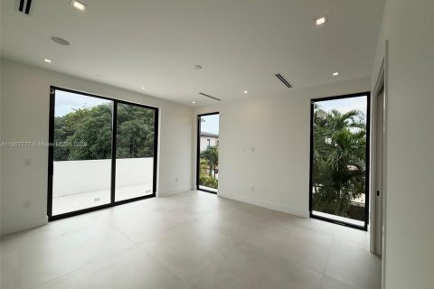 House in Surfside, Florida 7 bedrooms, 372.54 sq.m. № 1964142 - photo 28