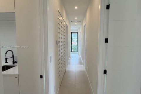 House in Surfside, Florida 7 bedrooms, 372.54 sq.m. № 1964142 - photo 27