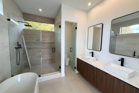 House in Surfside, Florida 7 bedrooms, 372.54 sq.m. № 1964142 - photo 30