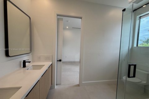 House in Surfside, Florida 7 bedrooms, 372.54 sq.m. № 1964142 - photo 24