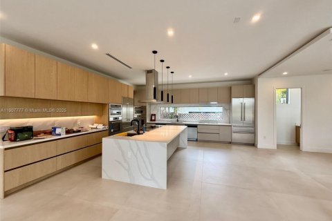 House in Surfside, Florida 7 bedrooms, 372.54 sq.m. № 1964142 - photo 5