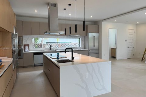 House in Surfside, Florida 7 bedrooms, 372.54 sq.m. № 1964142 - photo 6