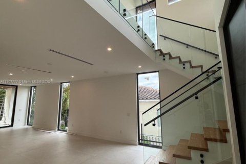 House in Surfside, Florida 7 bedrooms, 372.54 sq.m. № 1964142 - photo 10