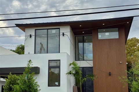 House in Surfside, Florida 7 bedrooms, 372.54 sq.m. № 1964142 - photo 2