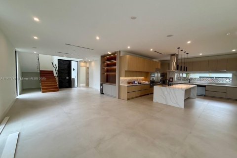 House in Surfside, Florida 7 bedrooms, 372.54 sq.m. № 1964142 - photo 4