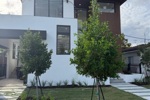 House in Surfside, Florida 7 bedrooms, 372.54 sq.m. № 1964142 - photo 1