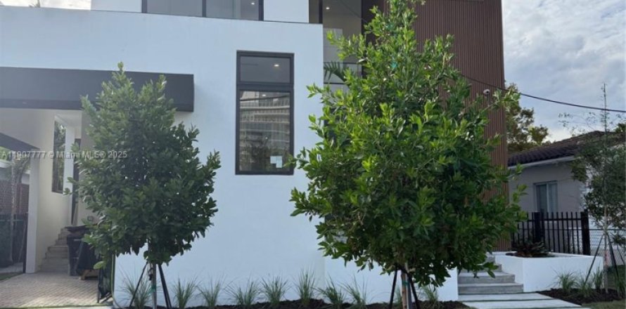 House in Surfside, Florida 7 bedrooms, 372.54 sq.m. № 1964142