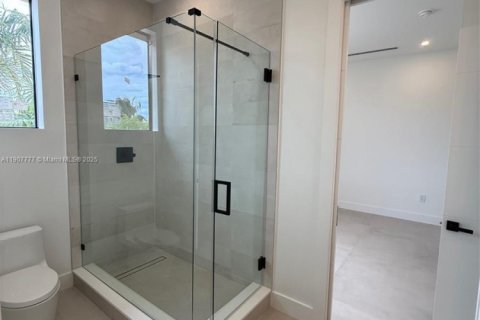 House in Surfside, Florida 7 bedrooms, 372.54 sq.m. № 1964142 - photo 25