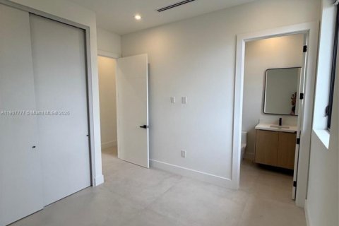 House in Surfside, Florida 7 bedrooms, 372.54 sq.m. № 1964142 - photo 21