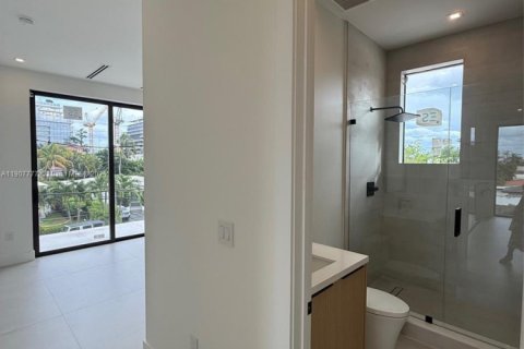 House in Surfside, Florida 7 bedrooms, 372.54 sq.m. № 1964142 - photo 19