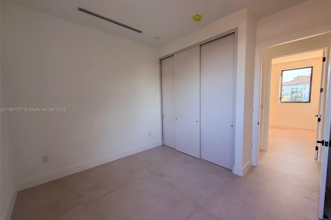 House in Surfside, Florida 7 bedrooms, 372.54 sq.m. № 1964142 - photo 23