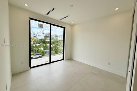 House in Surfside, Florida 7 bedrooms, 372.54 sq.m. № 1964142 - photo 18