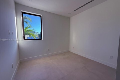 House in Surfside, Florida 7 bedrooms, 372.54 sq.m. № 1964142 - photo 26