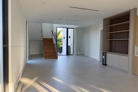 House in Surfside, Florida 7 bedrooms, 372.54 sq.m. № 1964142 - photo 8