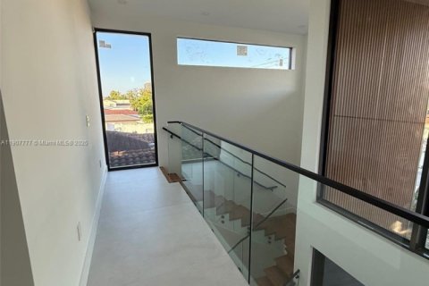 House in Surfside, Florida 7 bedrooms, 372.54 sq.m. № 1964142 - photo 16