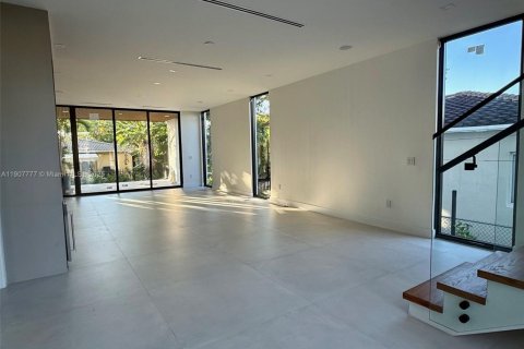 House in Surfside, Florida 7 bedrooms, 372.54 sq.m. № 1964142 - photo 3