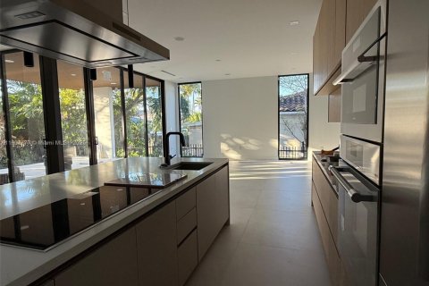 House in Surfside, Florida 7 bedrooms, 372.54 sq.m. № 1964142 - photo 7