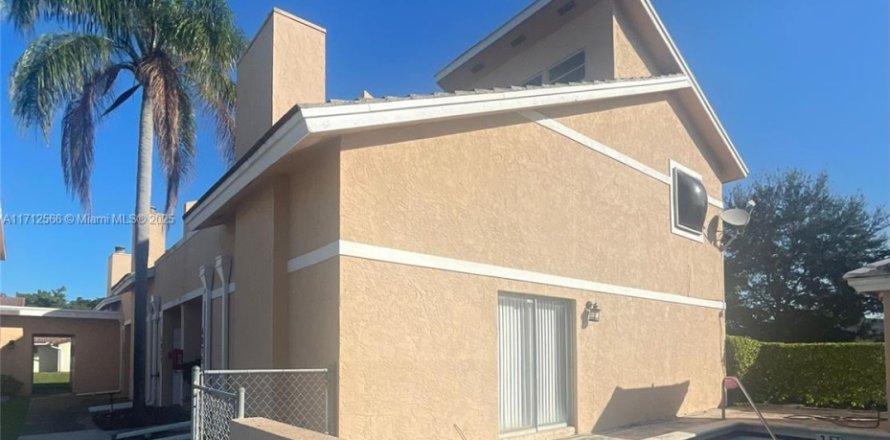 Condominio en Coral Springs, Florida, 2 dormitorios № 1935209