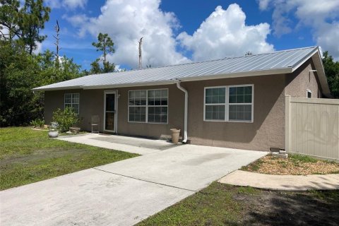 House in Port Charlotte, Florida 2 bedrooms, 130.06 sq.m. № 2351821