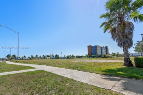 Propiedad comercial en venta en Florida City, Florida № 1862202 - foto 9