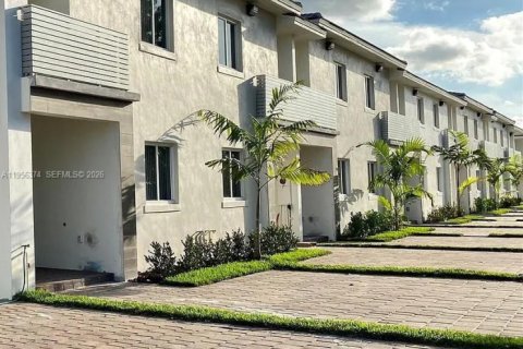 Townhouse in Miami, Florida 3 bedrooms, 157.38 sq.m. № 2012022