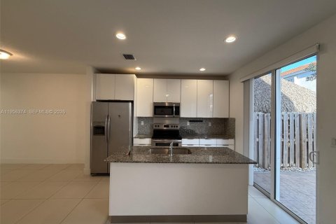 Touwnhouse à louer à Miami, Floride: 3 chambres, 157.38 m2 № 2012022 - photo 2
