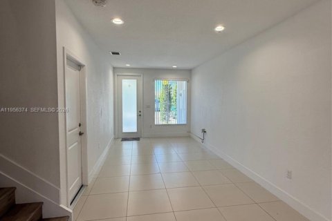 Touwnhouse à louer à Miami, Floride: 3 chambres, 157.38 m2 № 2012022 - photo 4