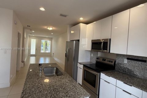 Touwnhouse à louer à Miami, Floride: 3 chambres, 157.38 m2 № 2012022 - photo 3