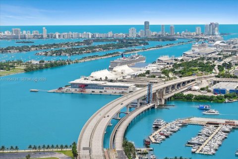 Condo in Miami, Florida, 3 bedrooms  № 2052816 - photo 27