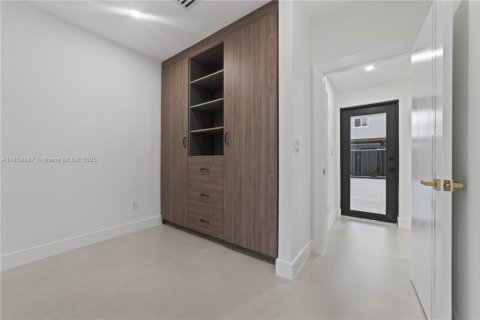 House in Miami, Florida 5 bedrooms, 215.53 sq.m. № 1889622 - photo 9