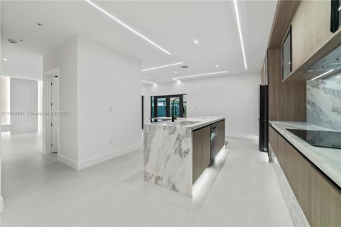House in Miami, Florida 5 bedrooms, 215.53 sq.m. № 1889622 - photo 5