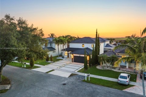 House in Miami, Florida 5 bedrooms, 215.53 sq.m. № 1889622 - photo 2