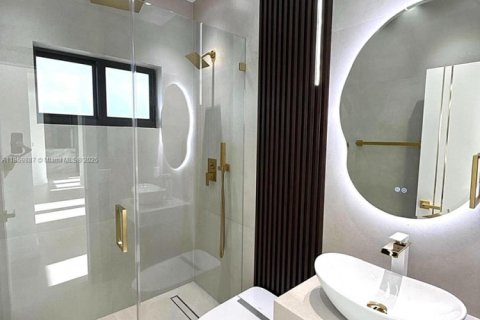 House in Miami, Florida 5 bedrooms, 215.53 sq.m. № 1889622 - photo 11