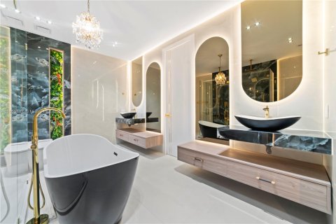 House in Miami, Florida 5 bedrooms, 215.53 sq.m. № 1889622 - photo 17