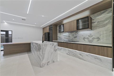 House in Miami, Florida 5 bedrooms, 215.53 sq.m. № 1889622 - photo 4
