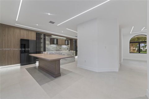 House in Miami, Florida 5 bedrooms, 215.53 sq.m. № 1889622 - photo 6