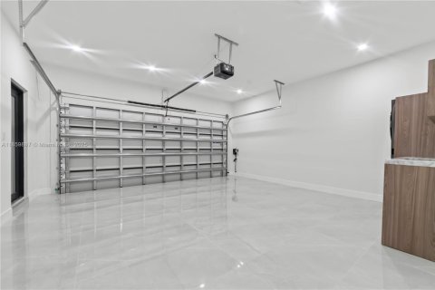House in Miami, Florida 5 bedrooms, 215.53 sq.m. № 1889622 - photo 21