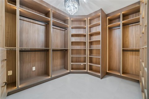 House in Miami, Florida 5 bedrooms, 215.53 sq.m. № 1889622 - photo 16