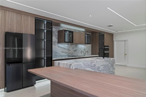 House in Miami, Florida 5 bedrooms, 215.53 sq.m. № 1889622 - photo 7