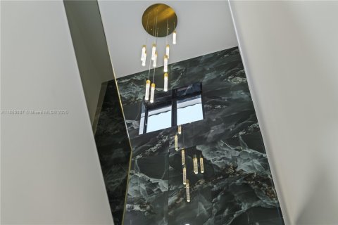 House in Miami, Florida 5 bedrooms, 215.53 sq.m. № 1889622 - photo 14
