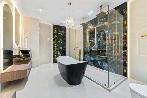 House in Miami, Florida 5 bedrooms, 215.53 sq.m. № 1889622 - photo 18
